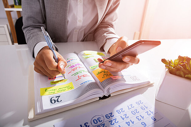 Person Hands With Mobile Phone And List Of Work Planification et Gestion